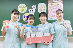 幼稚園や小学校、介護老人保健施設などで歯の衛生保健指導を行います